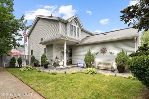 Photo of 8 Carpenter Avenue, Staten Island, NY 10314 (MLS # 2503958)