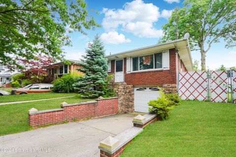 Photo of 66 Ardsley Street, Staten Island, NY 10306 (MLS # 2404320)