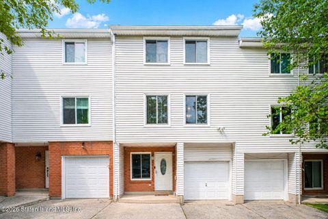 Photo of 235 Ilyssa Way, Staten Island, NY 10312 (MLS # 2602247)