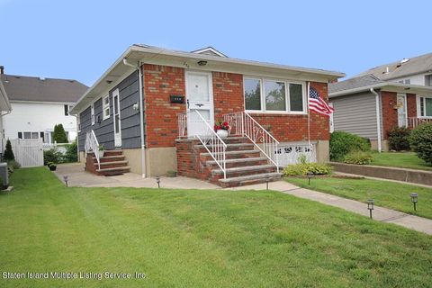 Photo of 238 Collfield Avenue, Staten Island, NY 10314 (MLS # 1163811)