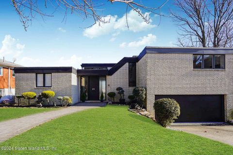 Photo of 25 Claire Court, Staten Island, NY 10301 (MLS # 2406820)