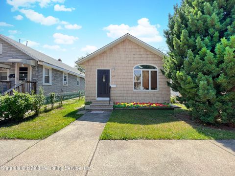 Photo of 268 Oldfield Street, Staten Island, NY 10306 (MLS # 1164711)