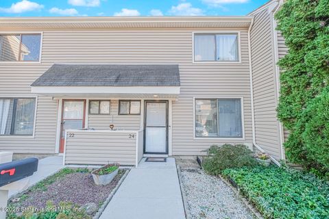 Photo of 24 Berry Court #574, Staten Island, NY 10309 (MLS # 2600271)