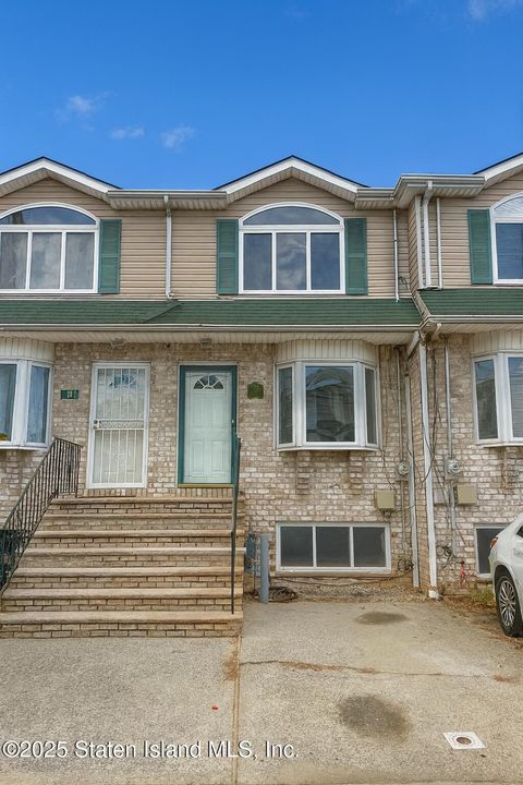Photo of 109 Lyceum Court, Staten Island, NY 10310 (MLS # 2506745)