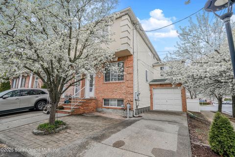 Photo of 15 Knight Loop, Staten Island, NY 10306 (MLS # 2502041)