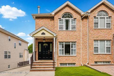 Photo of 26 Foothill Court, Staten Island, NY 10309 (MLS # 2602690)