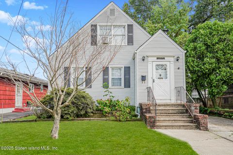 Photo of 190 Oakdale Street, Staten Island, NY 10308 (MLS # 2504706)