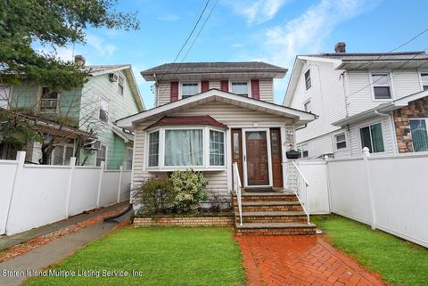 Photo of 5 Taylor Court, Staten Island, NY 10310 (MLS # 2401366)