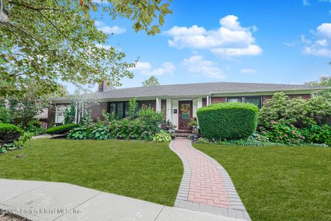 Photo of 4 Brentwood Avenue, Staten Island, NY 10301 (MLS # 2504858)