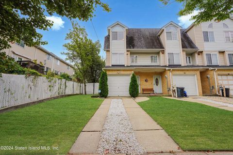 Photo of 120 Lucille Avenue, Staten Island, NY 10309 (MLS # 2404947)