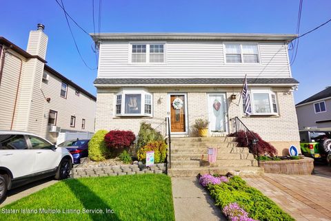 Photo of 523 Amherst Avenue, Staten Island, NY 10306 (MLS # 1161889)