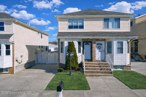 Photo of 31 Livingston Avenue, Staten Island, NY 10314 (MLS # 2600769)