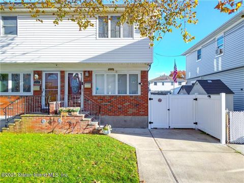 Photo of 72 Zoe Street, Staten Island, NY 10305 (MLS # 2506601)