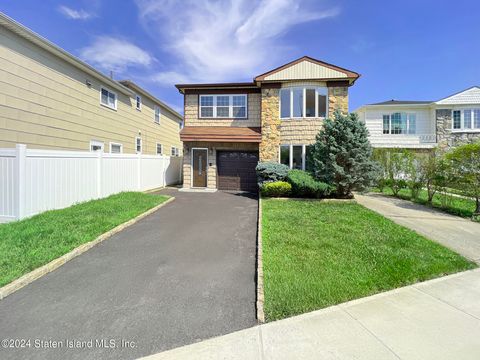 Photo of 127 Steinway Avenue, Staten Island, NY 10314 (MLS # 2401942)