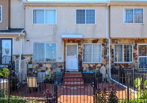 Photo of 132 Skyline Drive, Staten Island, NY 10304 (MLS # 1158393)