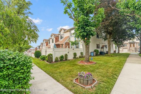 Photo of 102 Mcdivitt Avenue, Staten Island, NY 10314 (MLS # 1162892)