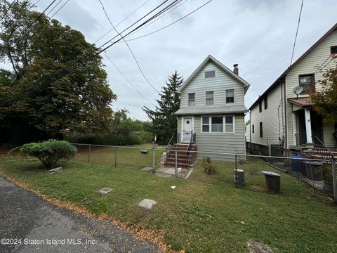 Photo of 21 Leyden Avenue, Staten Island, NY 10303 (MLS # 2405520)
