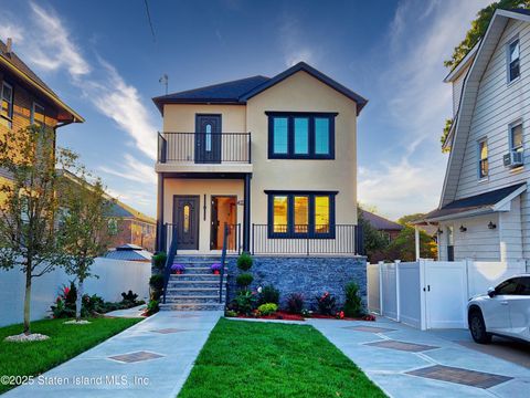 Photo of 372 Sharon Avenue, Staten Island, NY 10301 (MLS # 2505549)