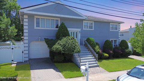 Photo of 988 Edgegrove Avenue, Staten Island, NY 10309 (MLS # 1163035)