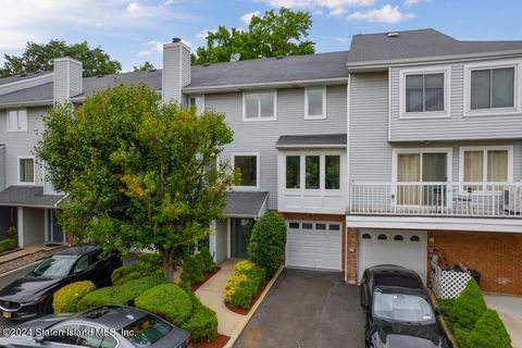 Photo of 67 Commodore Drive, Staten Island, NY 10309 (MLS # 2404292)