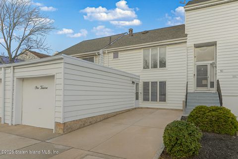 Photo of 112 Hampton Green, Staten Island, NY 10312 (MLS # 2600237)