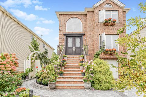 Photo of 28 Brookside Loop, Staten Island, NY 10309 (MLS # 2505450)