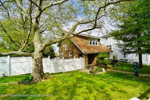Photo of 375 Little Clove Road, Staten Island, NY 10301 (MLS # 1161696)