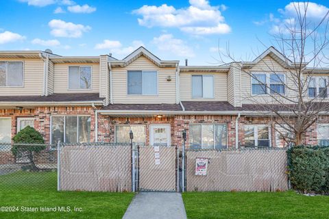 Photo of 502 Miles Avenue, Staten Island, NY 10308 (MLS # 2406732)