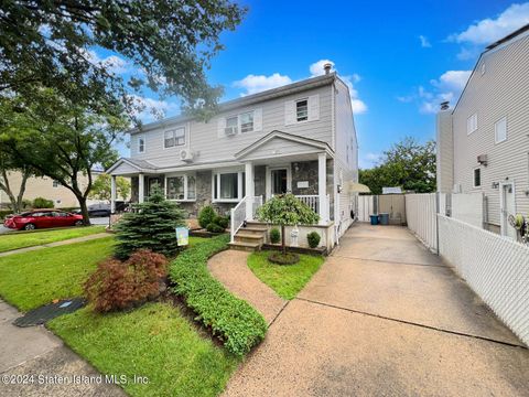 Photo of 393 Montreal Avenue, Staten Island, NY 10306 (MLS # 2404606)