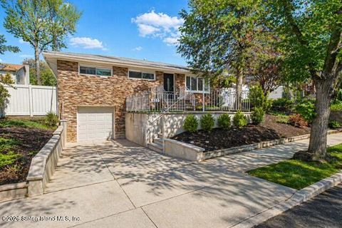 Photo of 922 Drumgoole Road W, Staten Island, NY 10312 (MLS # 2602505)