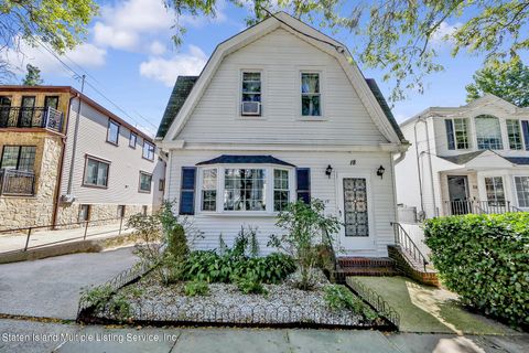 Photo of 18 Savin Court, Staten Island, NY 10304 (MLS # 1160855)