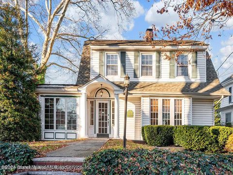 Photo of 195 College Avenue, Staten Island, NY 10314 (MLS # 2401424)