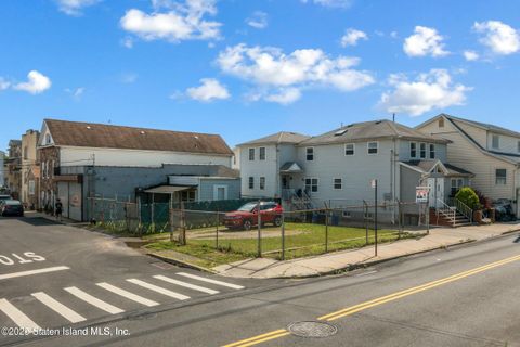 Photo of 10 Balfour Street, Staten Island, NY 10305 (MLS # 2501002)