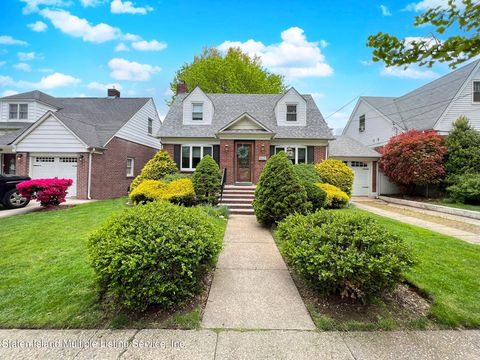 Photo of 63 W Raleigh Avenue, Staten Island, NY 10310 (MLS # 1161791)
