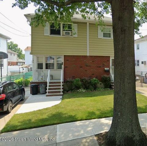 Photo of 194 Benton Avenue, Staten Island, NY 10305 (MLS # 2602197)