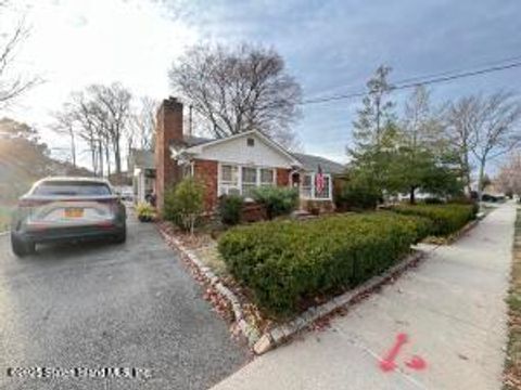 Photo of 434 Huguenot Avenue, Staten Island, NY 10312 (MLS # 2501133)