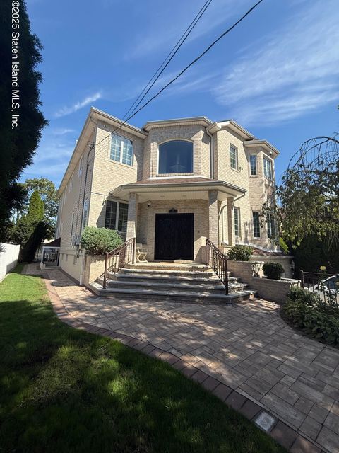Photo of 39 Finlay Avenue, Staten Island, NY 10309 (MLS # 2505403)