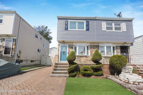 Photo of 130 Laguardia Avenue, Staten Island, NY 10314 (MLS # 2404625)