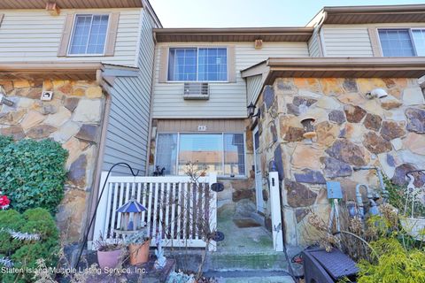 Photo of 47 Lynn Court, Staten Island, NY 10314 (MLS # 2400093)