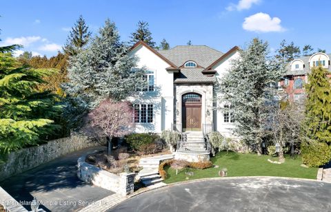 Photo of 70 Utopia Court, Staten Island, NY 10304 (MLS # 1160224)