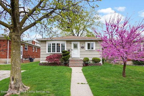 Photo of 367 Britton Avenue, Staten Island, NY 10304 (MLS # 1161639)