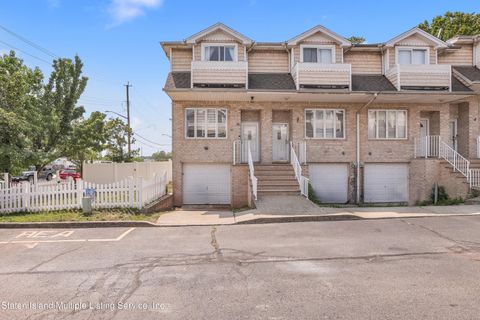 Photo of 16 Navigator Court, Staten Island, NY 10309 (MLS # 1163147)
