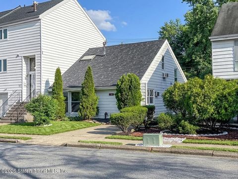 Photo of 115 Hampton Green, Staten Island, NY 10312 (MLS # 2601575)