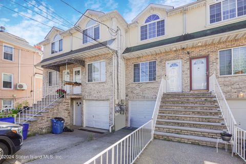 Photo of 94 Robin Road, Staten Island, NY 10305 (MLS # 2404012)
