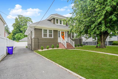 Photo of 145 Waterbury Avenue, Staten Island, NY 10309 (MLS # 2504844)