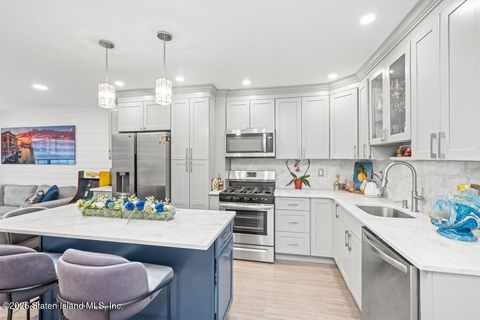 Photo of 2 Elmwood Park Drive #209, Staten Island, NY 10314 (MLS # 2601700)