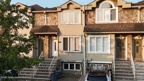 Photo of 131 Ridgeway Avenue, Staten Island, NY 10314 (MLS # 2504447)