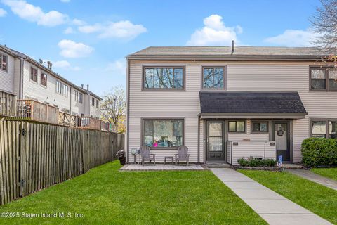 Photo of 22 Charleston Avenue, Staten Island, NY 10309 (MLS # 2506751)