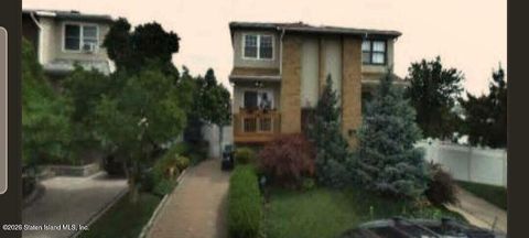 Photo of 71 Walnut Avenue, Staten Island, NY 10308 (MLS # 2600863)