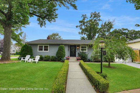 Photo of 35 Princewood Avenue, Staten Island, NY 10309 (MLS # 1163708)